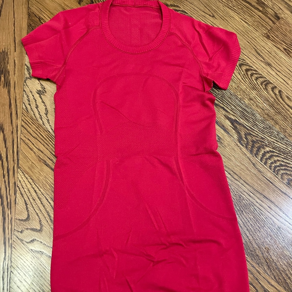Red lululemon short sleeve